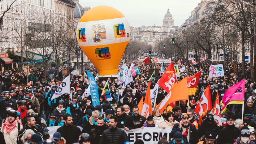 BFM TV: более 20 человек задержаны в ходе протеста против пенсионной реформы в Париже