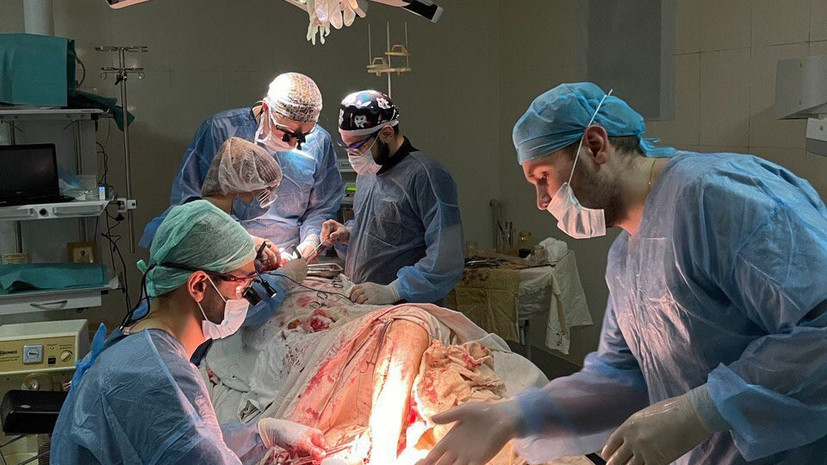 «Мир должен стать добрее»: как хирург из Краснодара спасает в ЛНР пациентов, которым грозит ампутация конечностей
