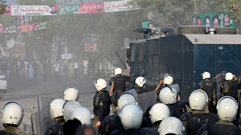 В Лахоре произошла стычка полиции и сторонников Имрана Хана из-за попыток арестовать его