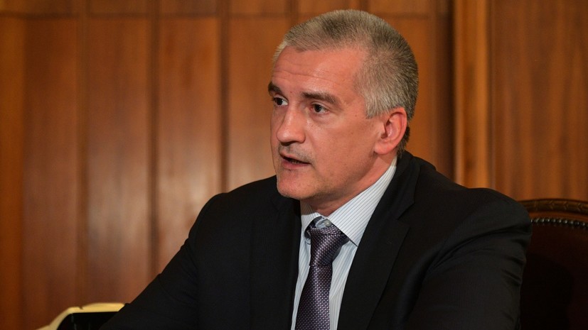 Аксёнов предложил лишать гражданства тех, кто не встаёт под гимн России