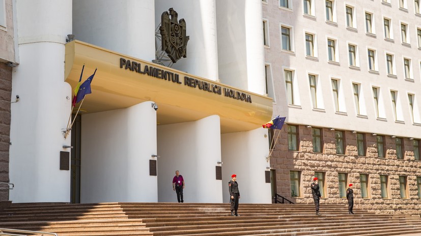 Парламентарии Молдавии одобрили переименование госязыка из молдавского в румынский
