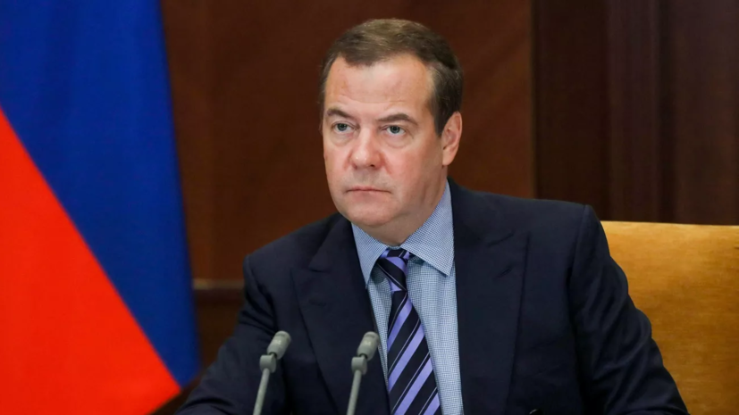 Медведев отреагировал на документ МУС о Путине значком с туалетной бумагой