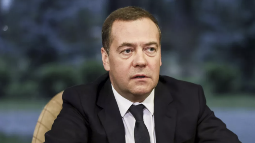 Медведев заявил о желании зачитать директорам заводов ОПК телеграммы Сталина
