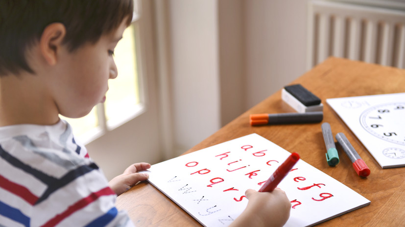 Невролог Чутко посоветовал начать обучение ребёнка иностранному языку после четырёх лет