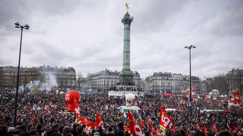 В Париже протестующие против пенсионной реформы бьют витрины магазинов