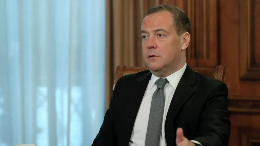 Медведев призвал увеличить численность призывно-контрактной армии России