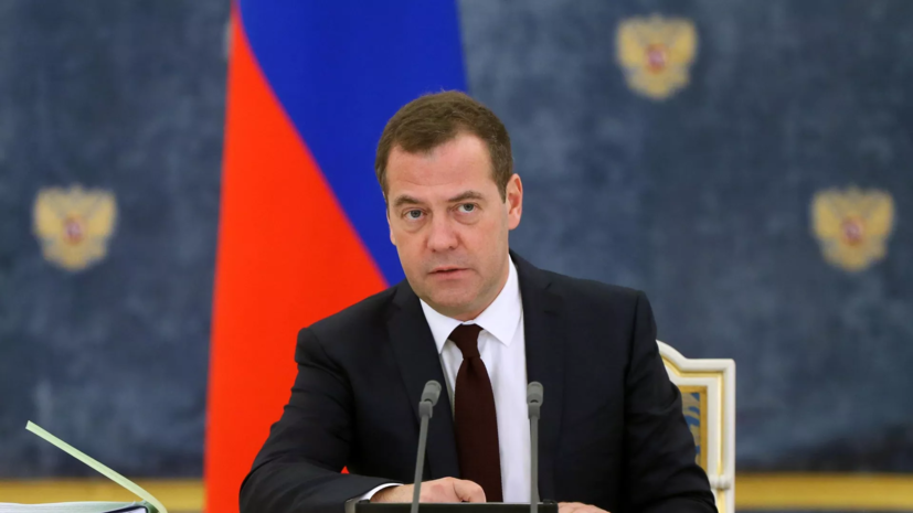 Медведев призвал перестать экранизировать произведения Акунина