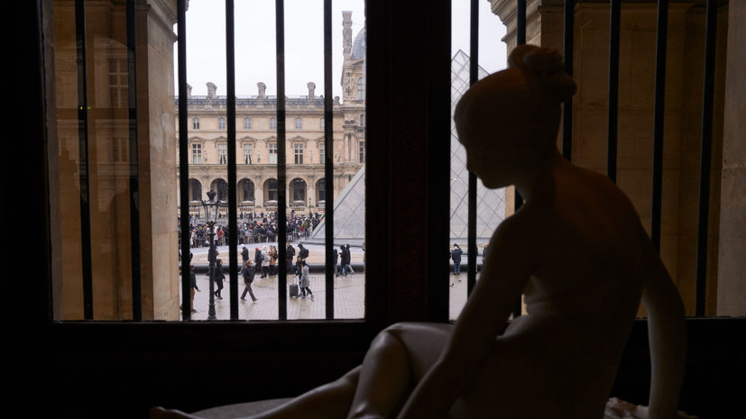 Сотрудники Лувра проводят забастовку против пенсионной реформы