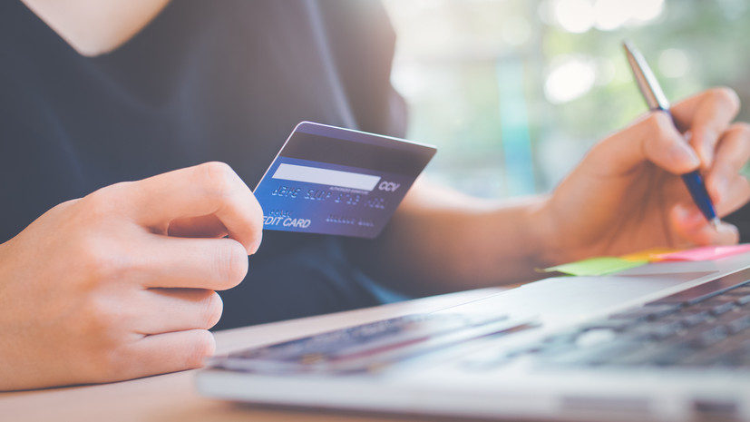 Исследование: треть россиян тратят два рабочих часа на чаты и покупки онлайн