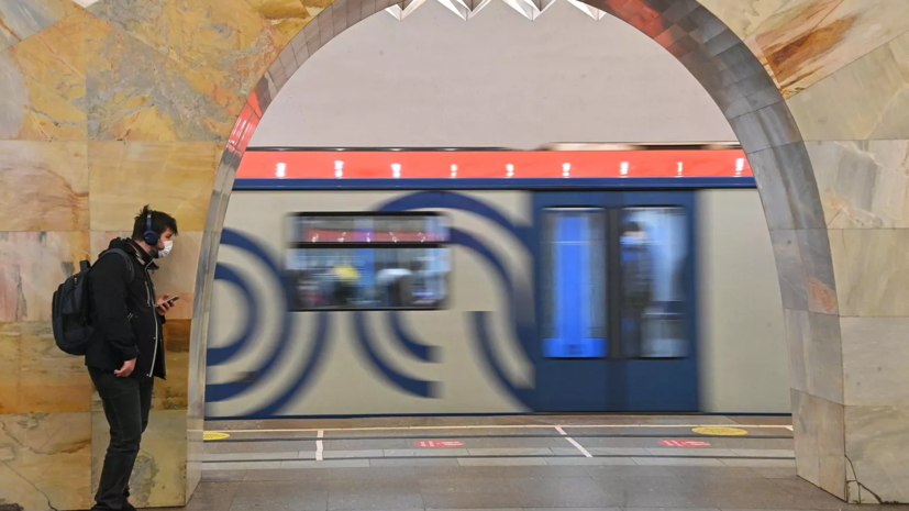 Движение на Арбатско-Покровской линии метро восстановлено после падения человека на пути