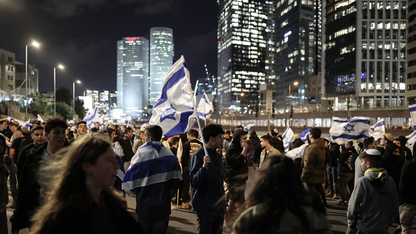 Выступающие в защиту судебной реформы демонстранты вышли на центральные улицы в Тель-Авиве
