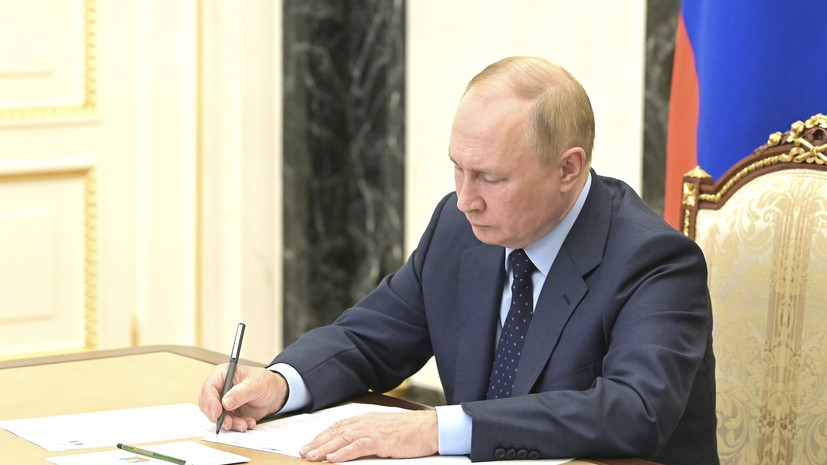 Путин освободил от обязанностей российских послов в Латвии и Эстонии