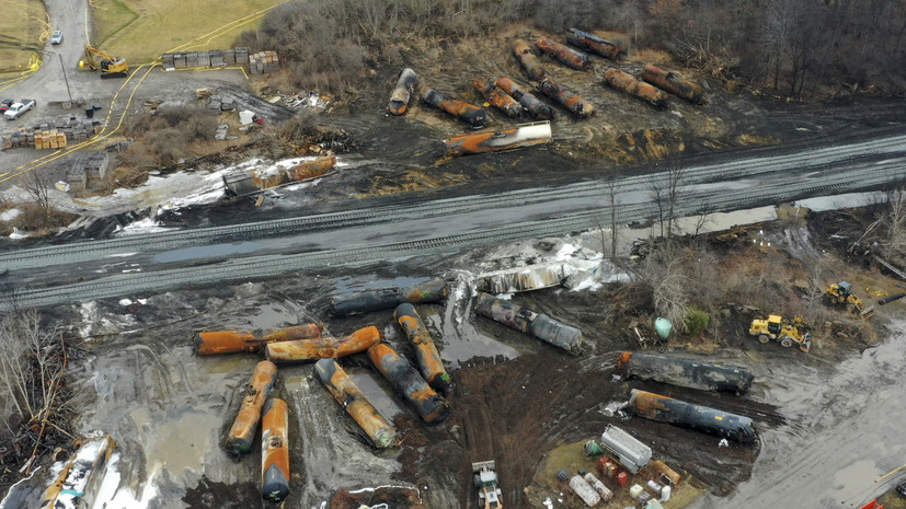 Власти США подали в суд из-за крушения поезда с химикатами в Огайо