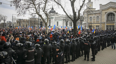 Полиция и протестующие на антиправительственном митинге в Кишинёве, который прошёл 28 февраля