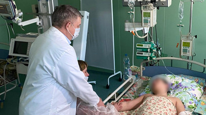 Губернатор Брянской области Александр Богомаз навещает в больнице десятилетнего мальчика Фёдора, пострадавшего при атаке украинских диверсантов в Брянской области