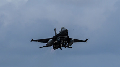 Politico: восемь сенаторов США потребовали от Пентагона отправить самолёты F-16 на Украину