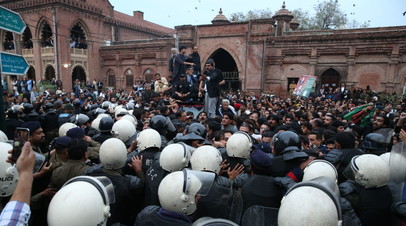 Geo: полиция Пакистана ворвалась в резиденцию экс-премьера Хана