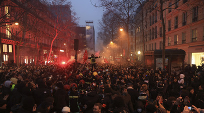 Более 20 жандармов и семь протестующих пострадали при столкновениях во Франции