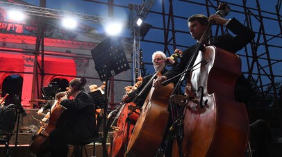 Музыканты президентского оркестра Службы коменданта Московского Кремля выступают на праздничном концерте, посвященном 79-й годовщине освобождения Мариуполя от немецко-фашистских захватчиков, у здания Донецкого академического областного драматического театра в Мариуполе