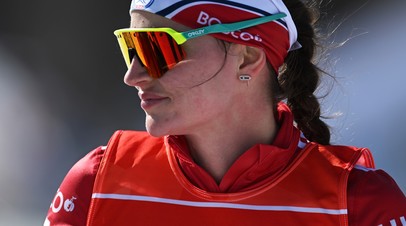 Юлия Ступак после финиша масс-старта на 30 км классическим стилем среди женщин на чемпионате России по лыжным гонкам в Тюмени