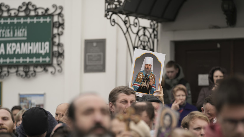 Верующие собираются на службу в Киево-Печерской лавре