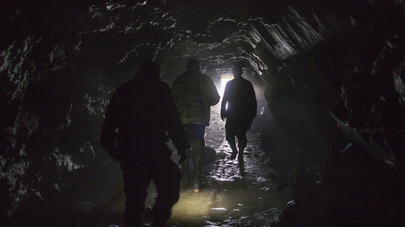 Два отделения горных спасателей едут на место ЧП в шахте «Обуховская»