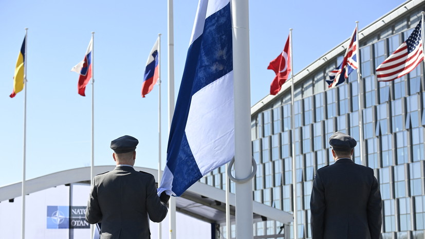 Флаг 31-го члена НАТО, Финляндии, поднят в штаб-квартире альянса в Брюсселе