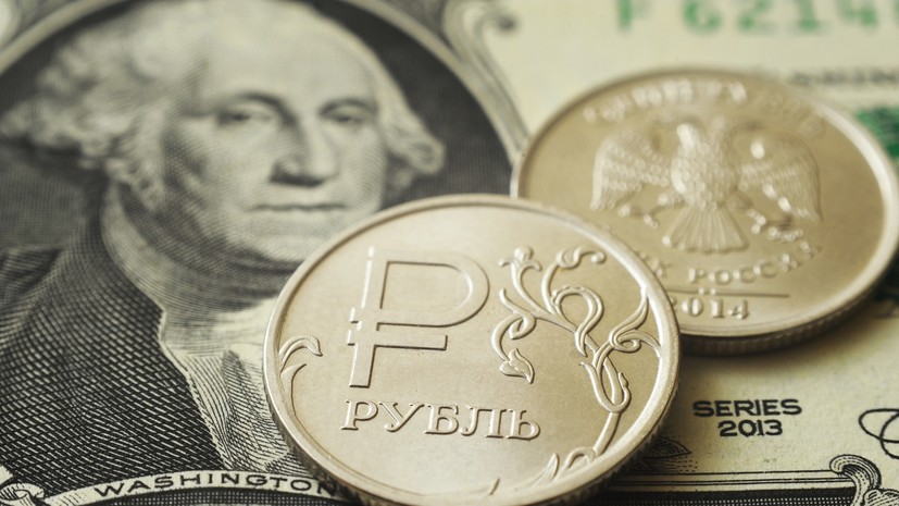Годовой максимум: курс доллара на Московской бирже превысил отметку 81 рубль