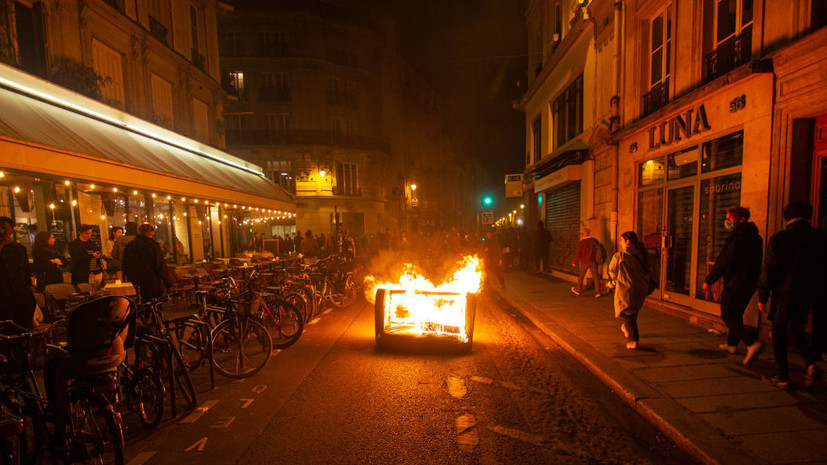 Протестующие в Париже подожгли навес любимого ресторана Макрона «Ротонда»