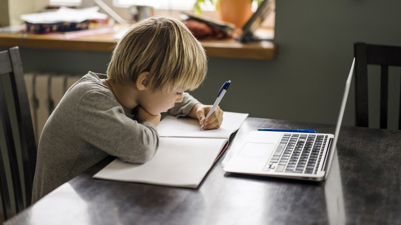 Исследование: 48% родителей тратят по 3—4 часа ежедневно на помощь ребёнку с уроками