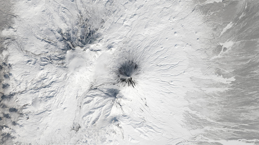 Авиакомпаниям предложили изменить маршруты после извержения вулкана на Камчатке