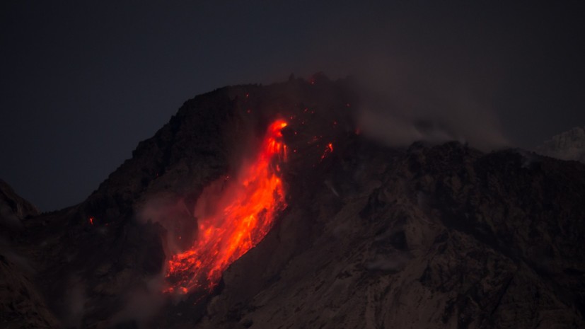 Пилотам рекомендовали учитывать извержение вулкана на Камчатке при выборе маршрута