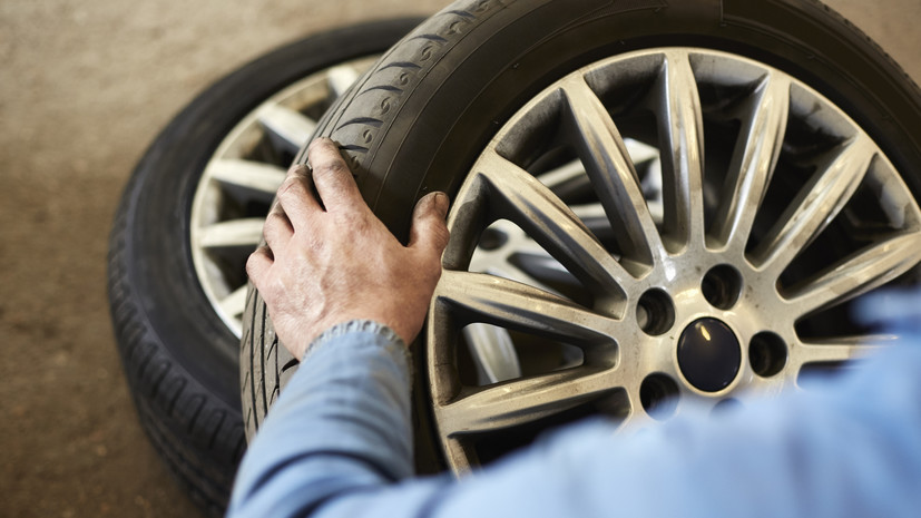 Автоэксперт Васильев посоветовал водителям не менять шины на изношенные