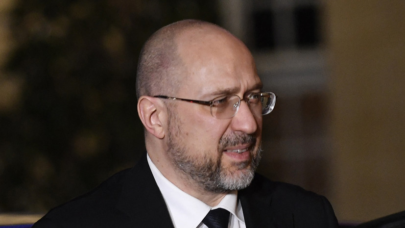 На самолёт украинского премьера Шмыгаля нанесли смайлик с мольбой об истребителях