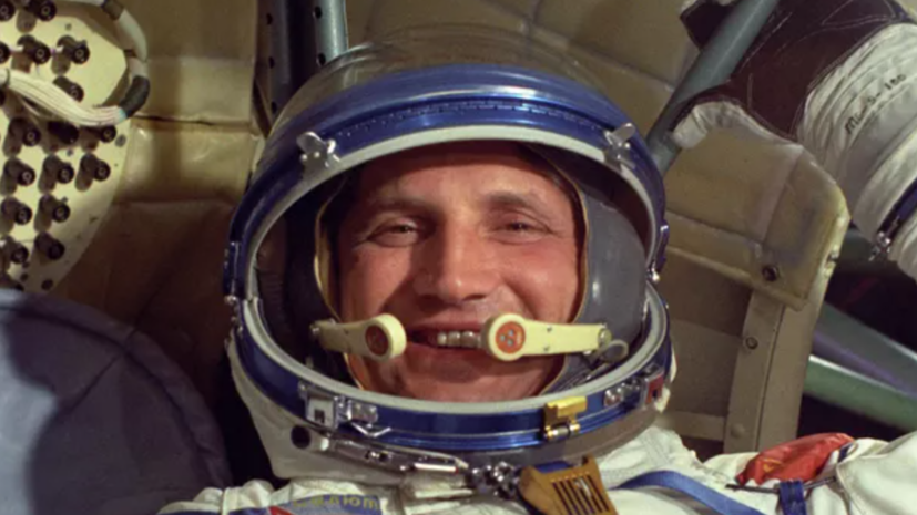 Воробьёв поздравил участника первого отряда космонавтов Волынова с Днём космонавтики