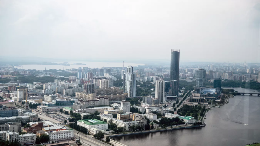 В Екатеринбурге появился арт-объект в виде огромной головы младенца из алюминия