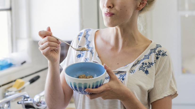 Диетолог Королёва объяснила, что поздний завтрак способствует набору веса