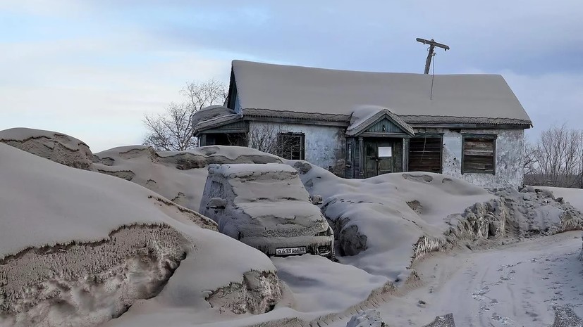 МЧС: более 10 тысяч кубометров снега с пеплом вывезли после извержения Шивелуча