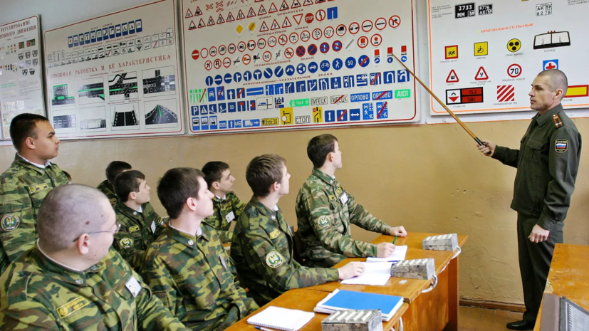 Депутат Хинштейн предложил ввести военные кафедры в цифровых вузах