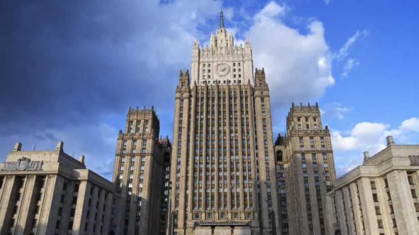 Посол Канады покинула здание МИД России