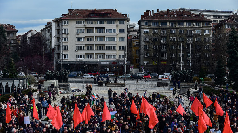 Тысячи человек вышли на антивоенную акцию в Софии