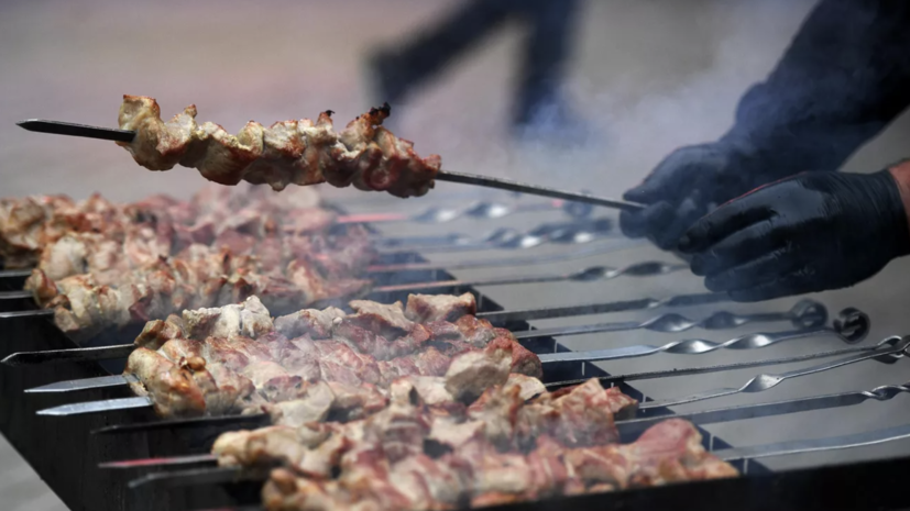 В России за год подешевел свиной и куриный шашлык