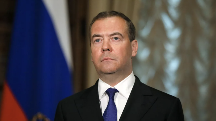 Медведев посоветовал военным США создать фальшивый ядерный чемоданчик для Байдена