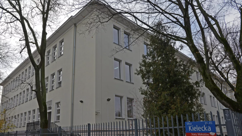 Власти Польши призвали сотрудников школы при посольстве России в Варшаве покинуть здание