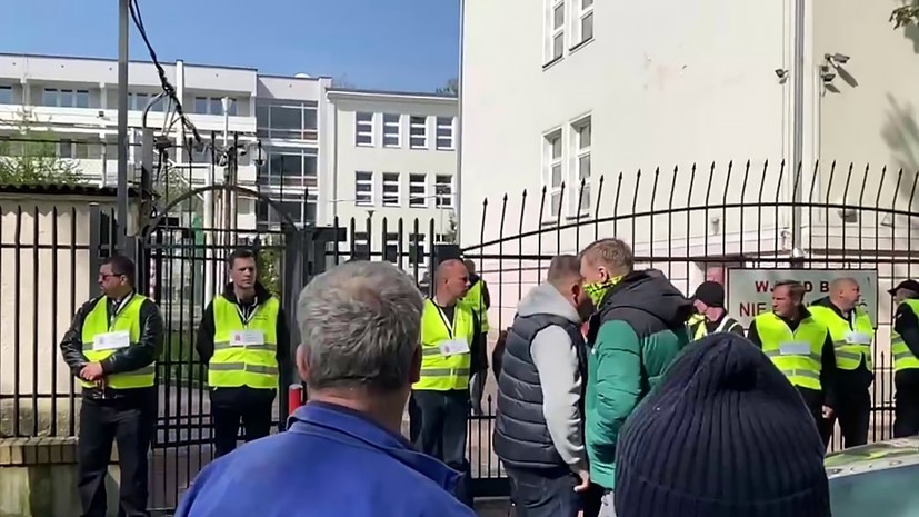РИА Новости: сотрудники школы при российском посольстве в Варшаве начали покидать здание