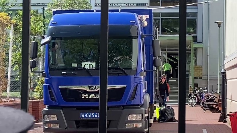 Сотрудники школы при посольстве России в Варшаве покинули здание