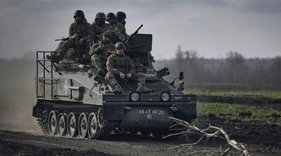 Боевики ВСУ на броне британского гусеничного БТР FV103 Spartan в окрестностях Артёмовска