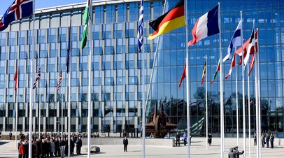 Возле штаб-квартиры НАТО в Брюсселе впервые проходит акция против поставок оружия Киеву