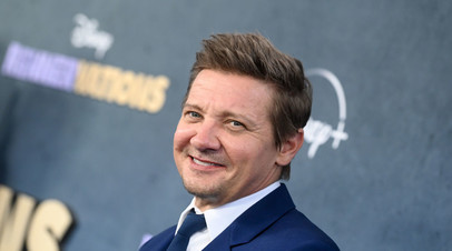 Актёр Джереми Реннер посетил премьеру своего сериала Реннервации впервые после аварии