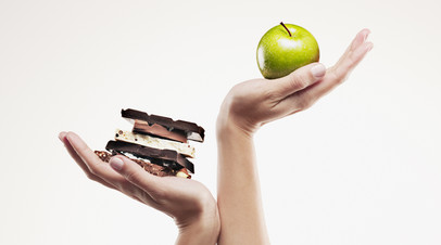 Диетолог Королёва посоветовала отказаться от шоколада и яблок во время сезона аллергии